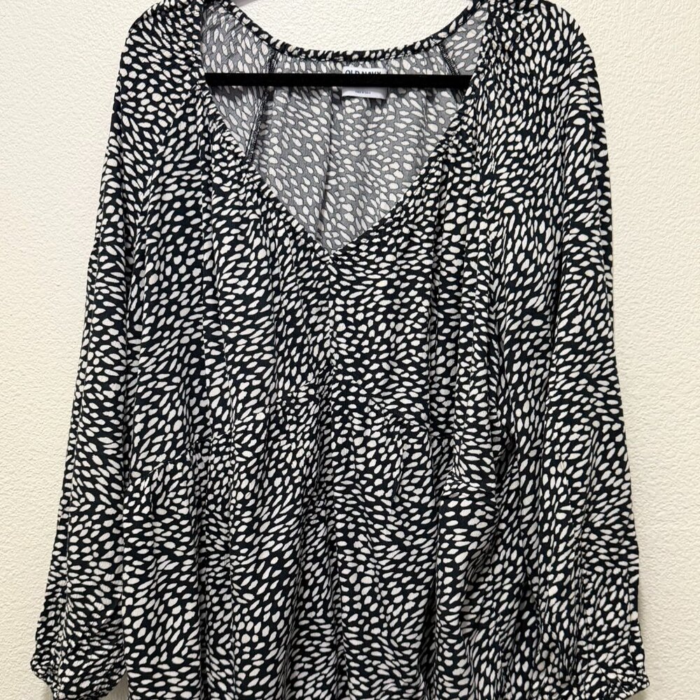 Old Navy black and white pattered pullover v-neck blouse, woman's 4X